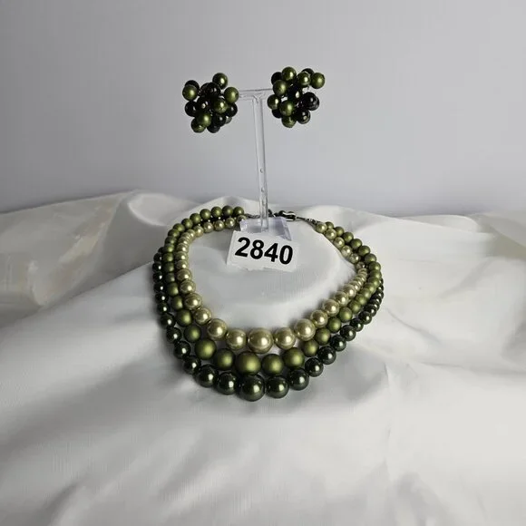 Vintage Olive Green Ombre Faux Pearl Necklace & Clip-On Earrings Set – 17" - Picture 16 of 16